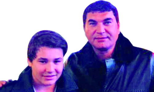 Cristi Borcea, alături  de fiul său cel mare,  Patrick, de 14 ani  Cristi şi Mihaela mai au doi  copii, gemenii Angelo  şi Melissa, de 9 ani jpeg