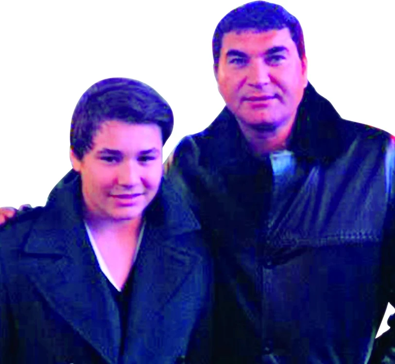 Cristi Borcea, alături de fiul său cel mare, Patrick, de 14 ani. Cristi şi Mihaela mai au doi copii, gemenii Angelo şi Melissa, de 9 ani