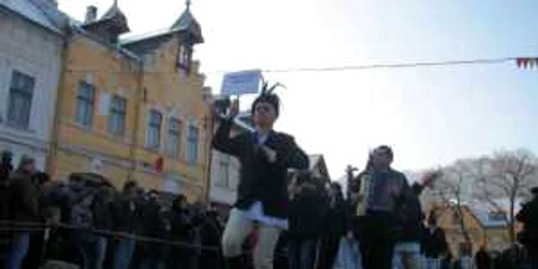 Cetele de juni vor anima oraşul, cu cântecele şi dansurile populare. Foto arhivă