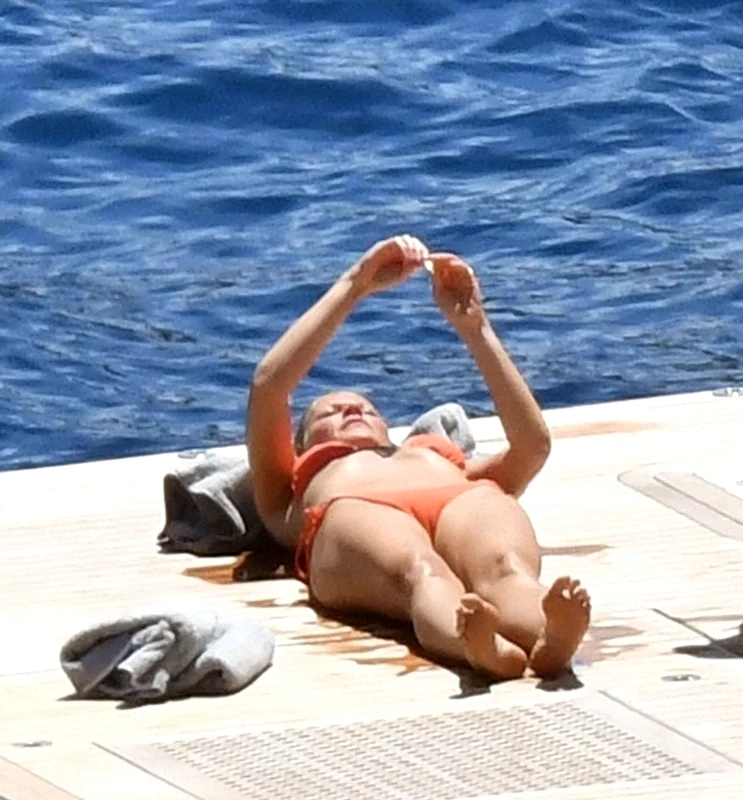 *PREMIUM EXCLUSIVE* Actress Gwyneth Paltrow pictured with fiance Brad Falchuk having fun on their Holiday in Capri  *MUST CALL FOR PRICING* *STRICT WEB EMBARGO UNTIL 7:15PM UK TIME ON 27/06/18* jpeg
