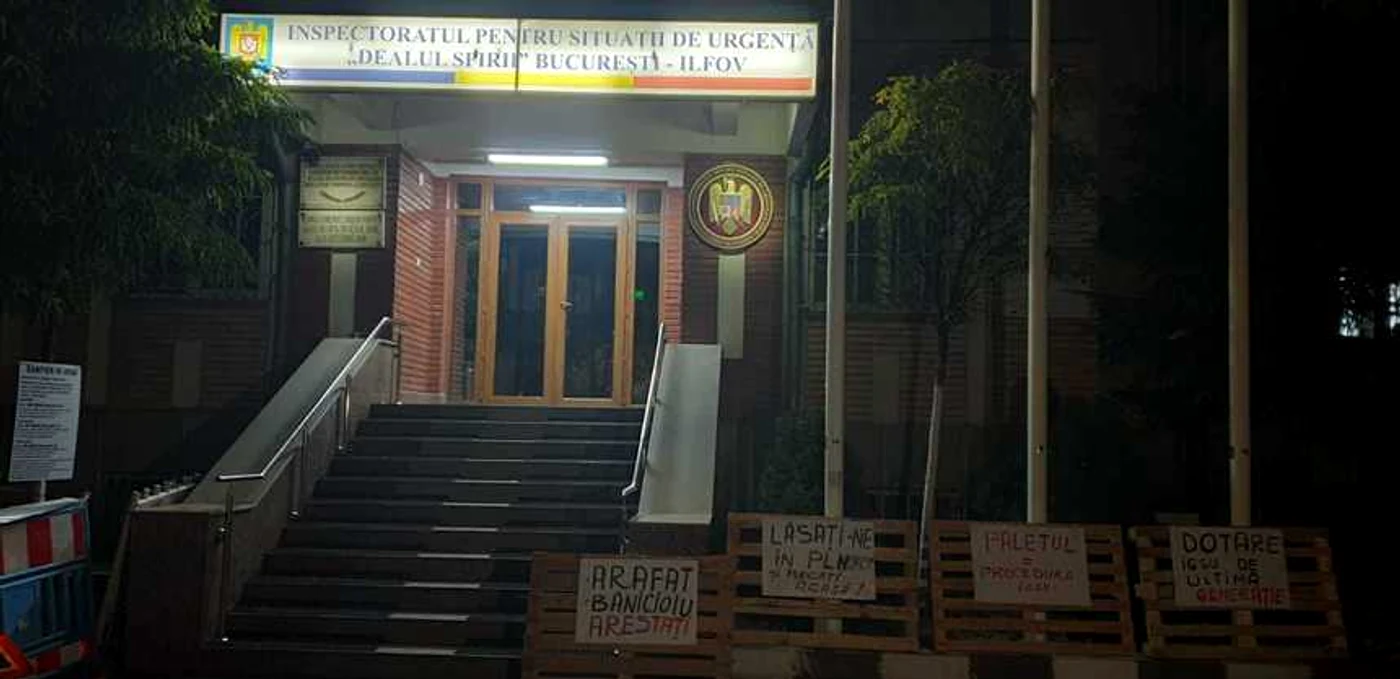 
    Câteva persoane protestează, joi seară, în faţa sediului ISU Bucureşti-Ilfov şi cer arestarea lui Nicolae BănicioiuFoto News.ro  