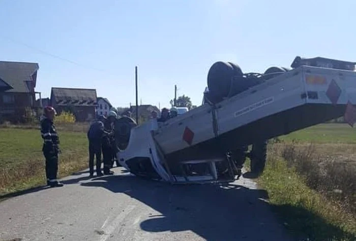 Maşina ce transporta butelii s-a răsturnat    Sursa foto: axanews.ro