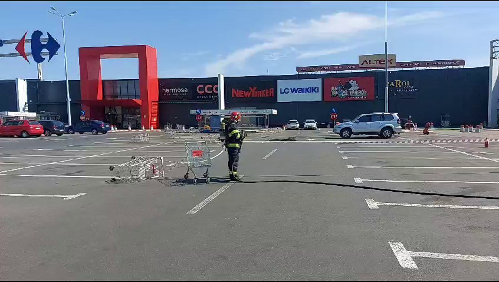 Panică la mall-ul din Brăila. Scurgeri de gaze la o mașină din Ucraina. Zona a fost securizată