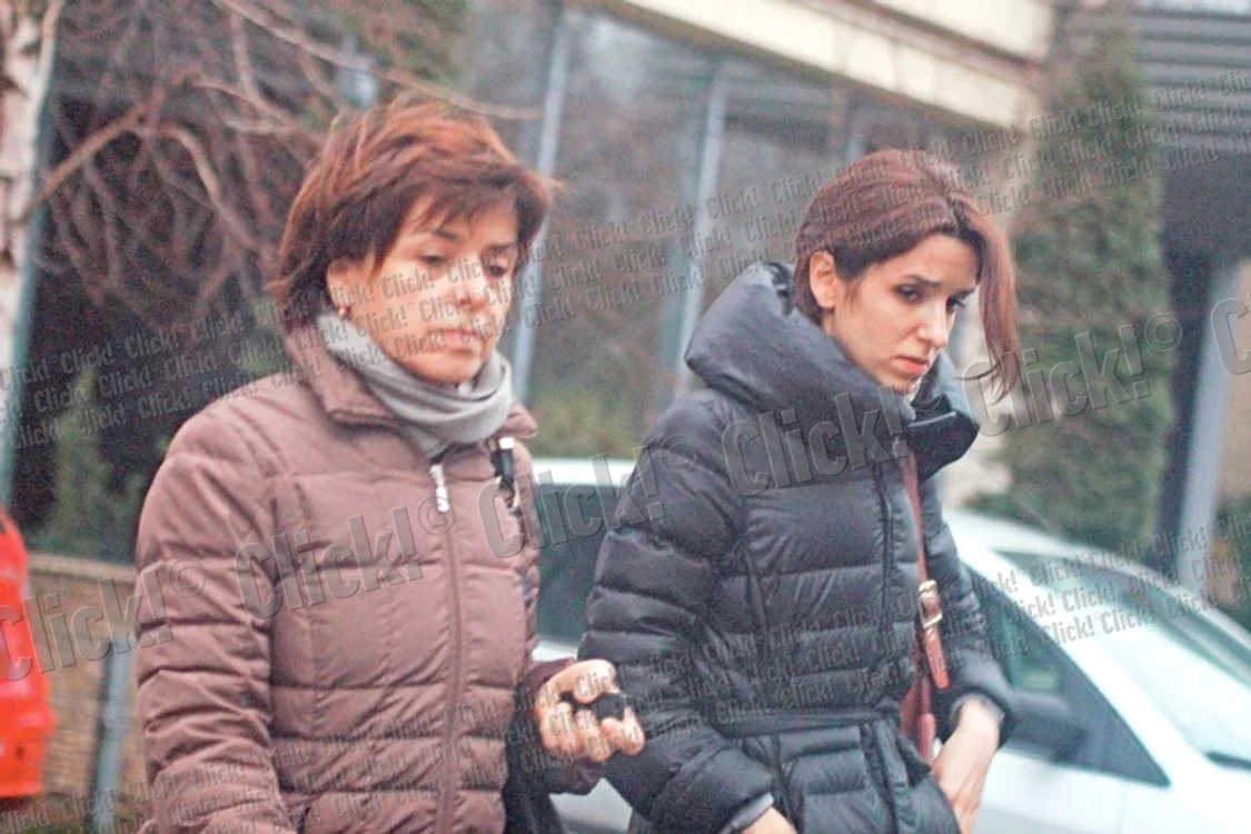 Cristina Copos, împreună cu fiica ei,  Alexandra. Ambele sunt triste şi încercănate (Fotografii:CAPS)