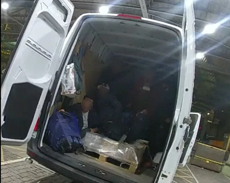 Doi șoferi români, condamnați în Marea Britanie după ce au fost prinși că transportau ilegal 49 de persoane către Franța