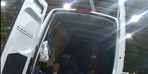 17 migranți au fost descoperiți în partea din spate a unui furgon, condus de un român. FOTO: National Crime Agency