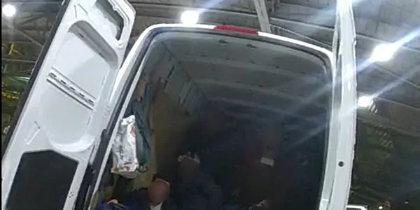 17 migranți au fost descoperiți în partea din spate a unui furgon, condus de un român. FOTO: National Crime Agency