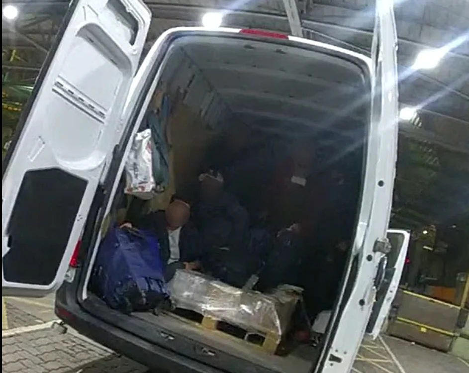 17 migranți au fost descoperiți în partea din spate a unui furgon. FOTO: National Crime Agency