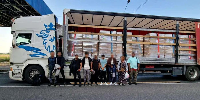 VIDEO Cetățeni din Siria, Egipt şi Sri Lanka, fără drept de a călători în spaţiul Schengen, depistaţi ascunşi într-o semiremorcă, în apropiere de Nădlac