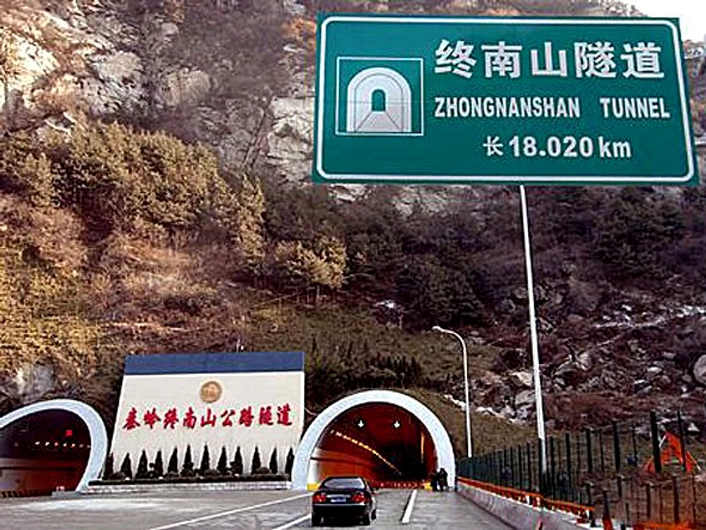 Proiecte chinezeşti ce vor schimba faţa lumii: Tunelul Qinling, cel mai lung tunel feroviar din China