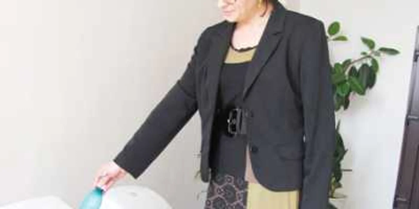 Mona Andrei, responsabil cu pubelele selective din cadrul Primăriei, arată unde aruncă sticla
