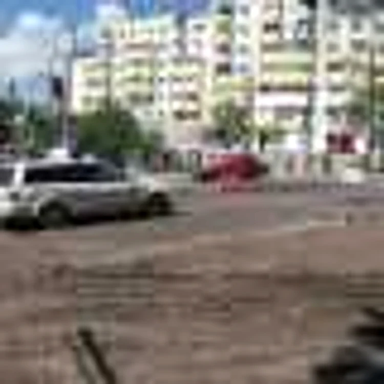 Maşina Poliţiei stând la semafor 