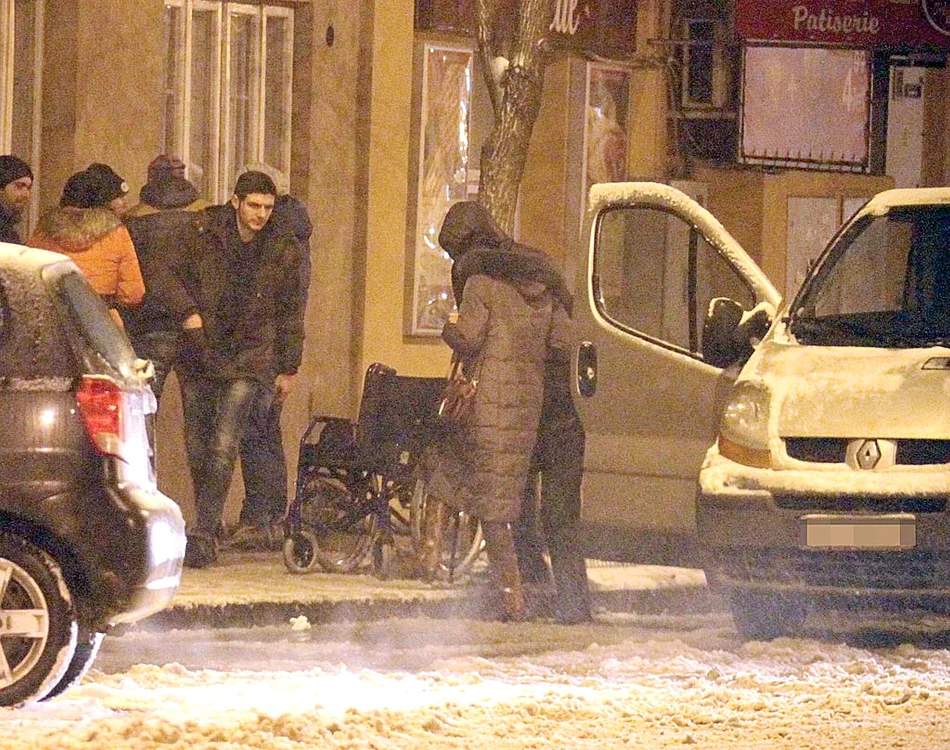 După ce coboară din mașină, actorul e ajutat să se așeze în scaun