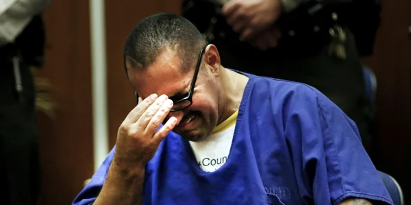 Luis Vargas care a făcut închisoare timp de şaisprezece ani plânge în instanţă după ce a fost declarat nevinovat în Los Angeles California FOTO AP