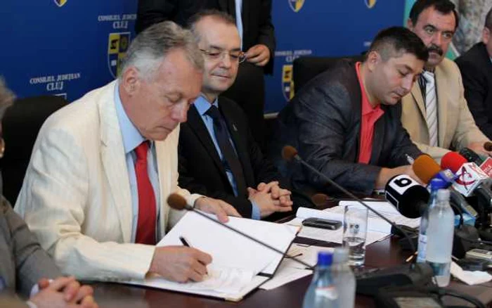 Două contracte pentru proiecte cu finanţare europeană s-au semnat astăzi la Cluj. Foto Caius Raţiu