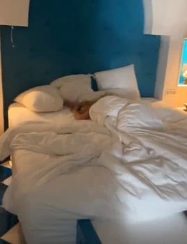 Alexandra Dinu, în patul lui Bobby Păunescu / Sursa: Instagram 