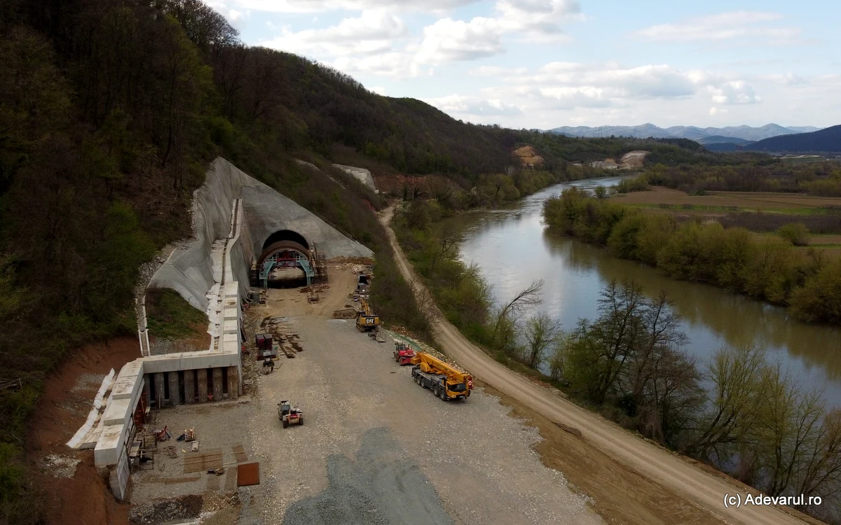 Tunelurile de pe valea Mureșului. Foto: Daniel Guță. ADEVĂRUL
