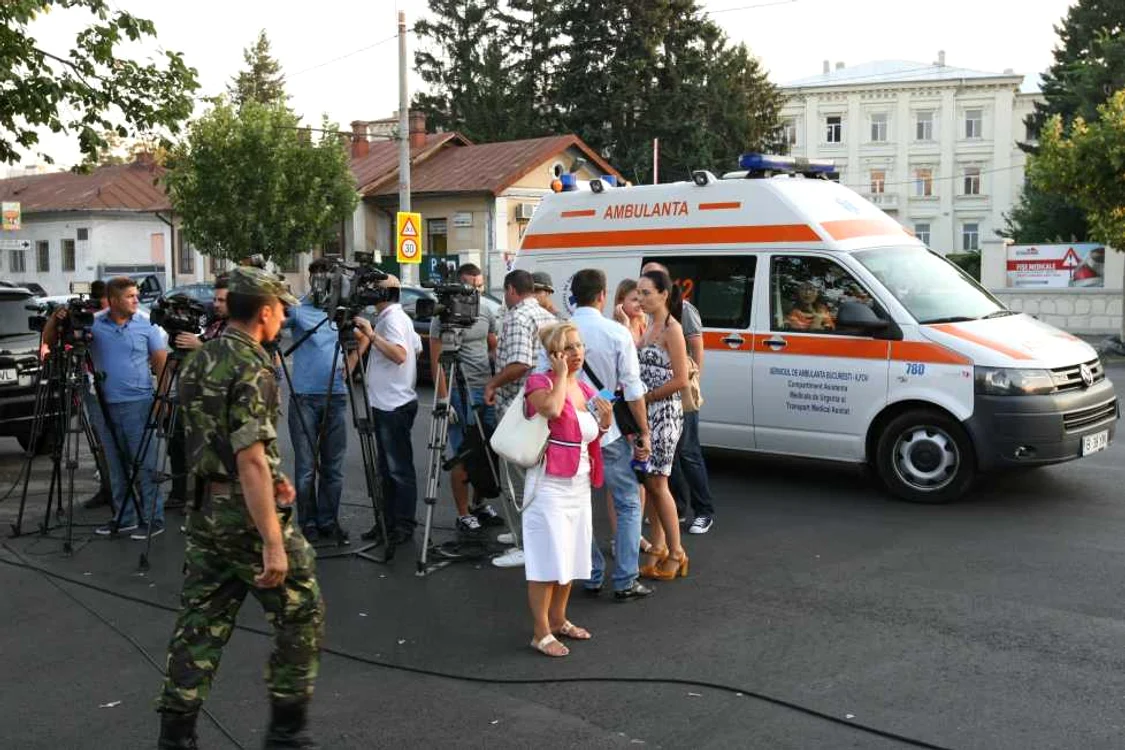 La aflarea veştii că marele fost fotbalist s-a sinucis, ziariştii s-au strâns ciorchine în faţa Spitalului Militar FOTO Marian Iliescu