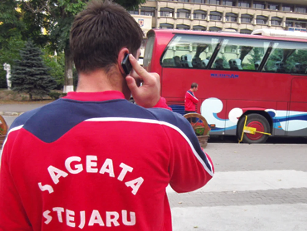 Botoşani: Autocar cu fotbalişti blocat în faţa Primăriei