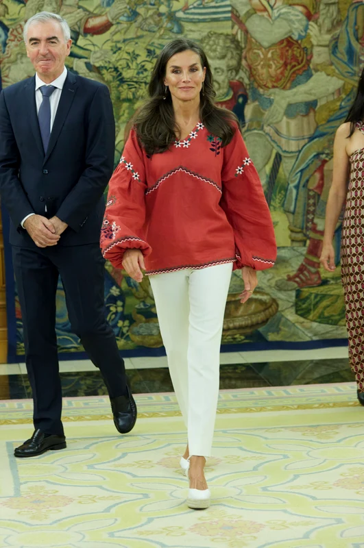 Regina Letizia a Spaniei poartă o cămașă brodată