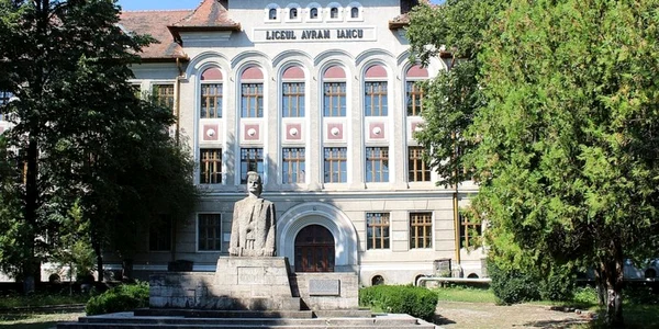 colegiul avram iancu din brad foto wikipedia