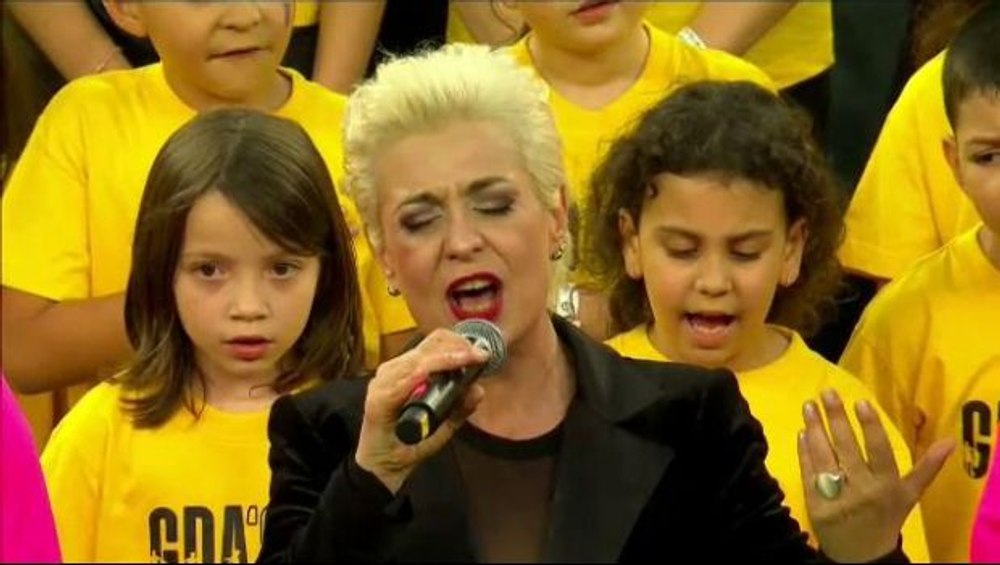 Splendoare în iarbă: momentul intonării imnului la meciul de retragere al Generației de Aur VIDEO