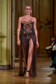 colecția Pandora a lui Denis Predescu pentru Paris Fashion Week, cu Crina Abrudan guest star