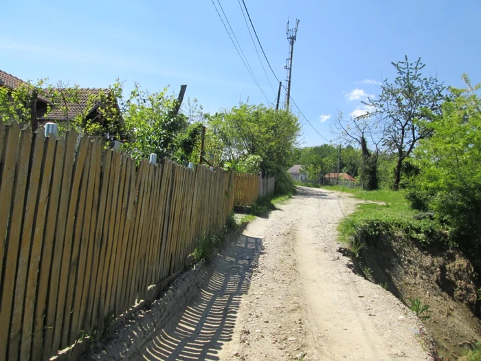 Ambulanţa nu mai ajunge la peste 100 de familii din Milcoiu. Un drum comunal s-a surpat din cauza ploilor