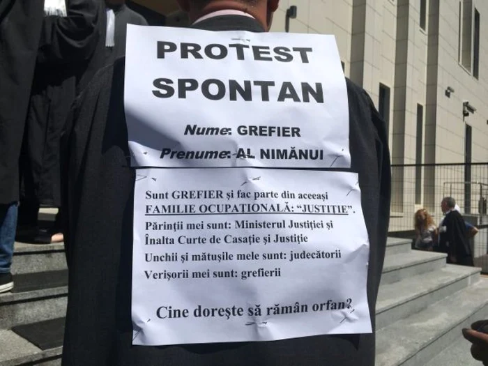 Protestul la Tribunalul Dolj a durat o oră