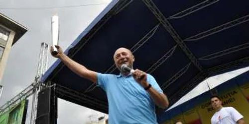 Traian Băsescu a aprins la Cluj-Napoca o flacără a democraţiei