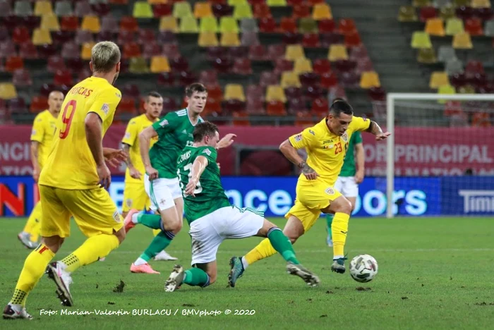 
    Nicolae Stanciu avansează spre poarta Irlandei de NordFoto: Marian Burlacu  