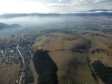 Cercetarea arheologică a sitului Şoimeni „Dâmbul Cetăţii”, campania 2025 (© Muzeul Național al Carpaților Răsăriteni)