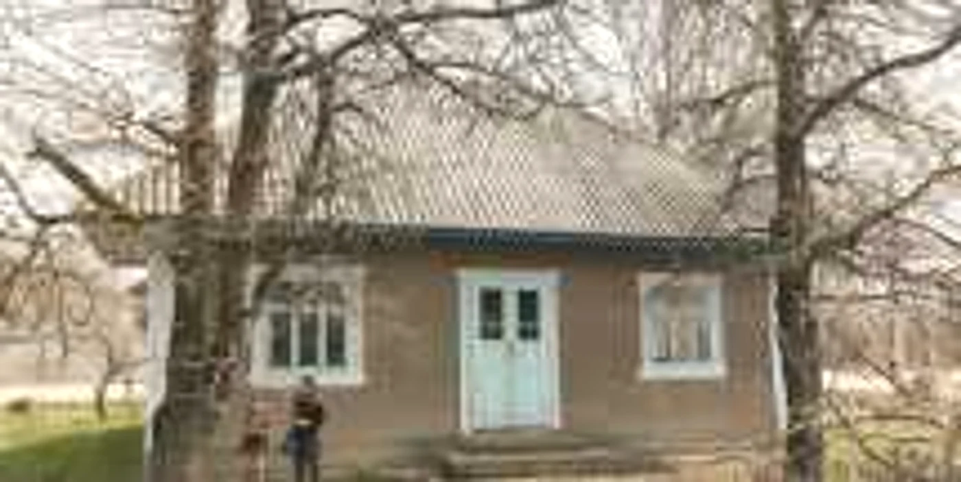 Gospodăria poetului Grigore Vieru a devenit loc de joacă pentru copii. Foto: Dumitru Goncear