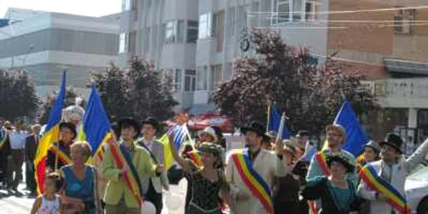Râmnicenii au ieşit în stradă pentru a sărbători Ziua Imnului Naţional. “Revoluţionarii” de la 1848 au defilat prin centrul oraşului Râmnicu Vâlcea.