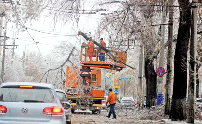 Codul portocaliu de polei i-a făcut pe cetățeni să abuzeze de liniile de urgență Foto: Arhivă Click!
