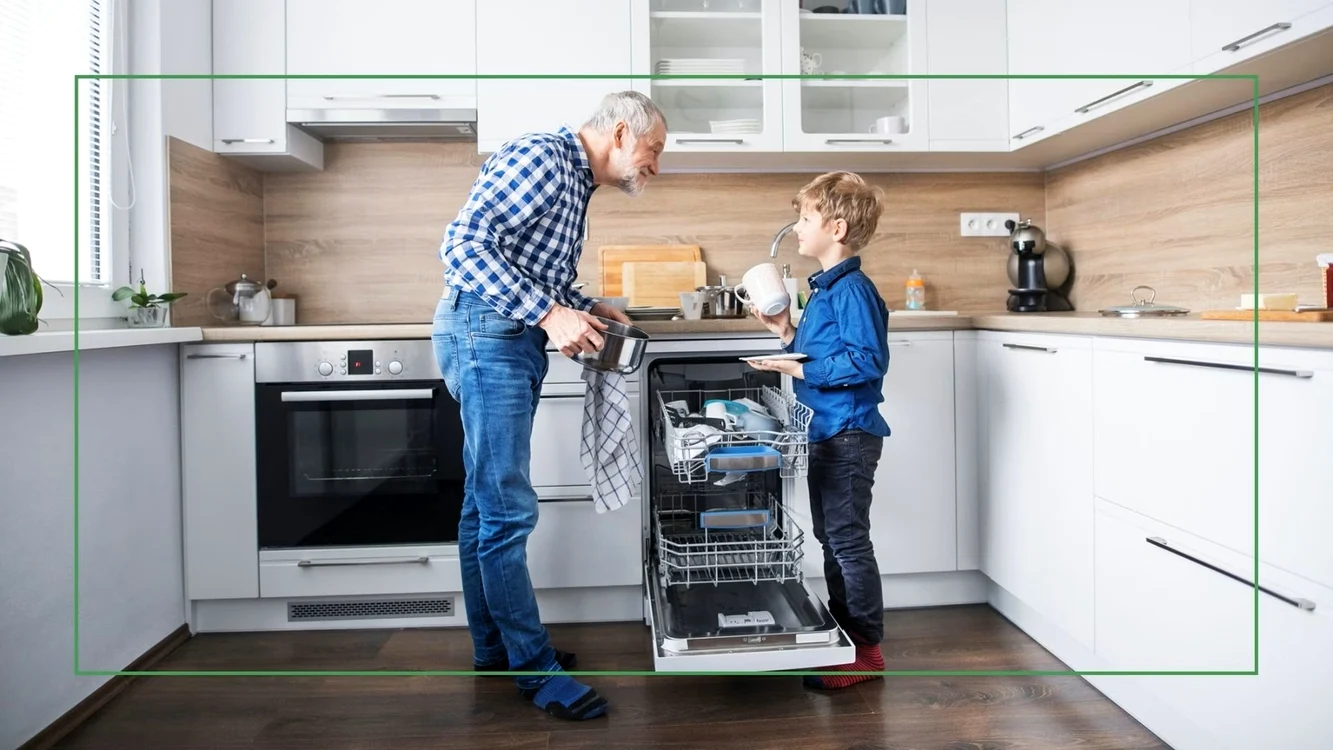 Nepot și bunic lângă o mașină de spălat vase slim în bucătărie Foto A Modern Kitchen jpg