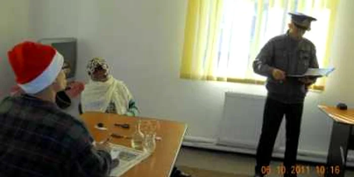 Deţinuţii au jucat într-o piesă de teatru dedicată bătrânilor de la Vânjuleţ