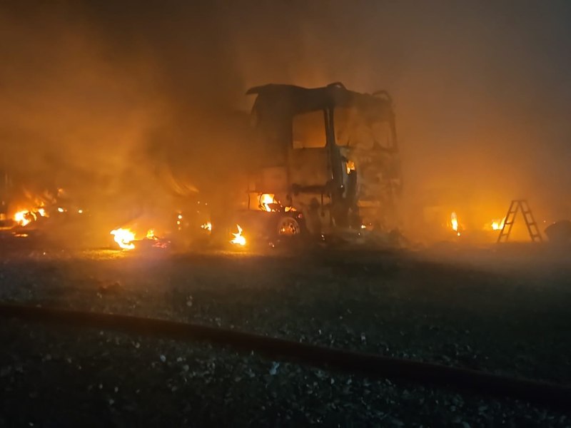 Incendiu uriaș în Constanța după ce mai multe cisterne au luat foc în curtea unei firme