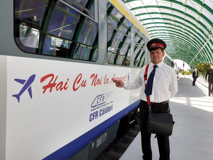 Şeful de tren,Tudorel Marinoiu, ne aşteaptă să mergem pe calea ferată la aeroport