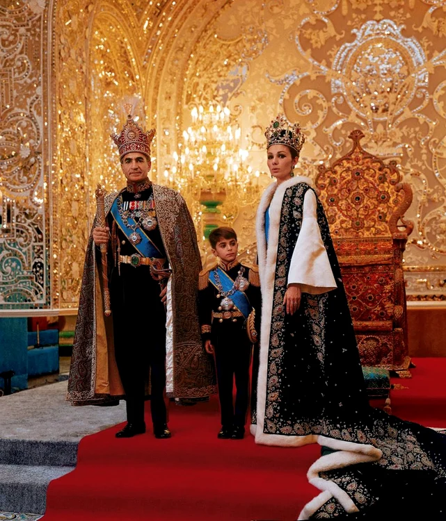 Șahul Mohammad RezPahlavi și Împărăteasa Farah, cu Prințul Moștenitor. FOTO: Profimedia