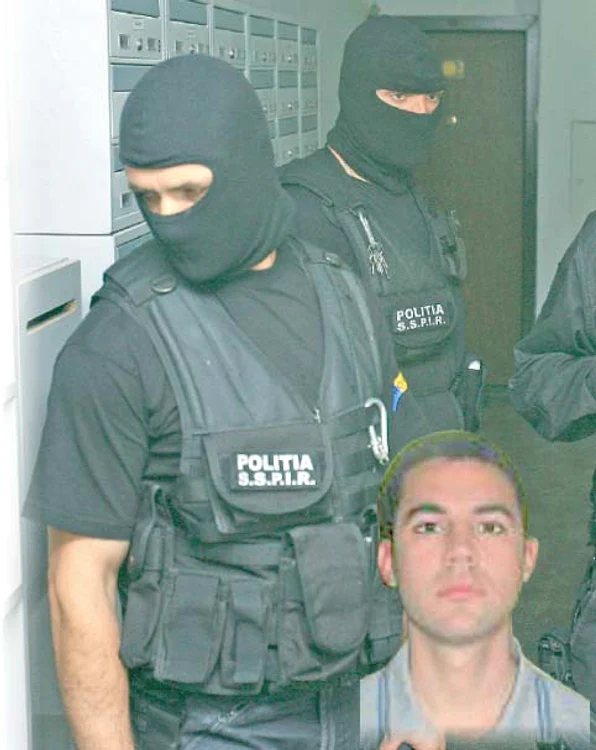Patru negociatori ai Poliţiei Capitalei au încercat mai bine de trei ore să-l facă pe tânăr să renunţe la gestul sinucigaş