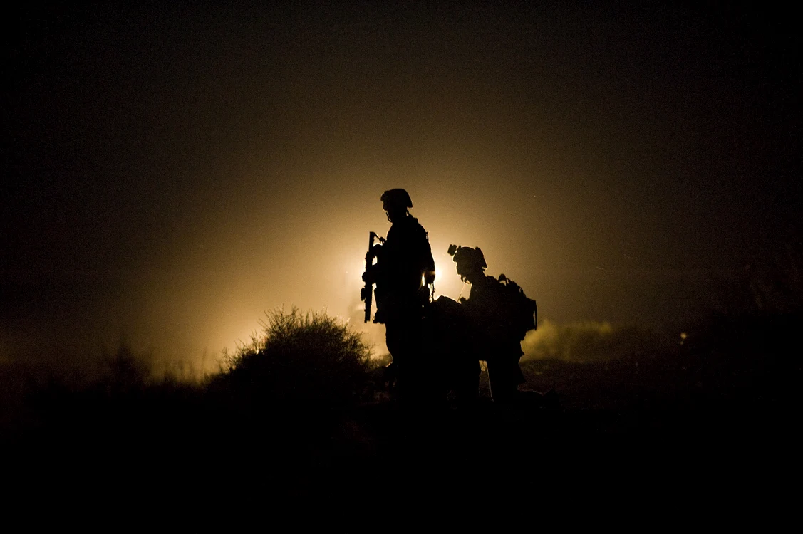 Soldați americani stau de pază în districtul Garmsir din provincia Helmand Afganistan. FOTO AFP