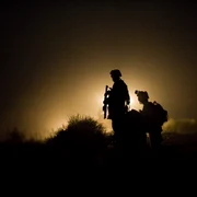 Soldați americani stau de pază în districtul Garmsir din provincia Helmand Afganistan în 2009 FOTO AFP