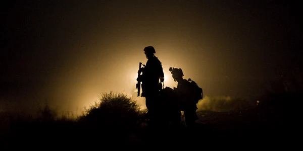 Soldați americani stau de pază în districtul Garmsir din provincia Helmand Afganistan în 2009 FOTO AFP
