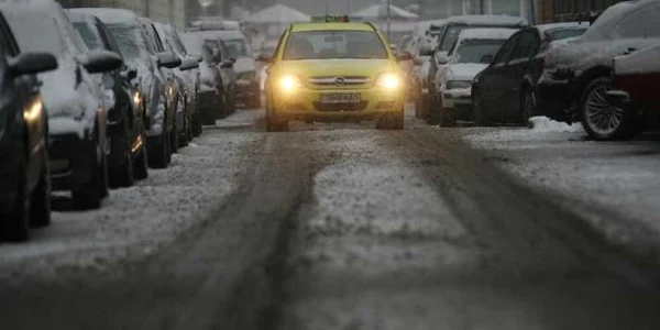 Şoferii sunt sfătuiţi să îşi echipeze maşinile pentru iarnă