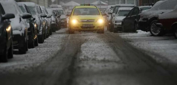 Şoferii sunt sfătuiţi să îşi echipeze maşinile pentru iarnă