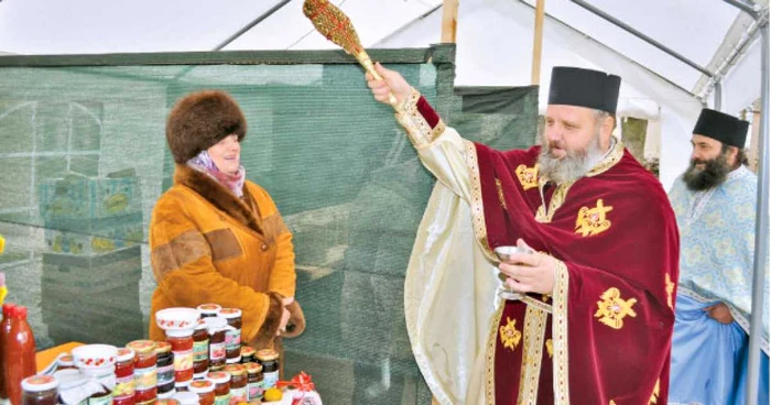 Preoţii au sfinţit produsele, standurile şi comercianţii la Târgul Ecoagris
