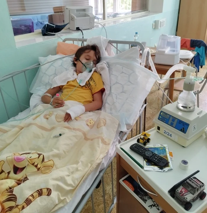 copil pe patul de spital