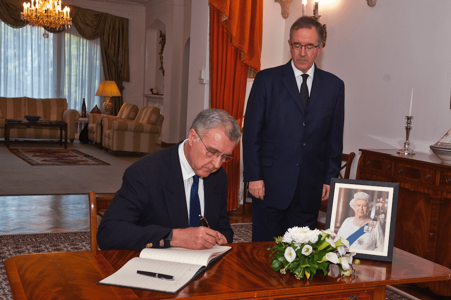 Principele Consort a semnat în Cartea de Condoleanţe deschisă în urma decesului Reginei Elisabeta a II-a