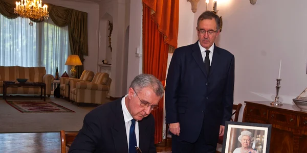 Principele Consort a semnat în Cartea de Condoleanţe deschisă în urma decesului Reginei Elisabeta a II a jpg
